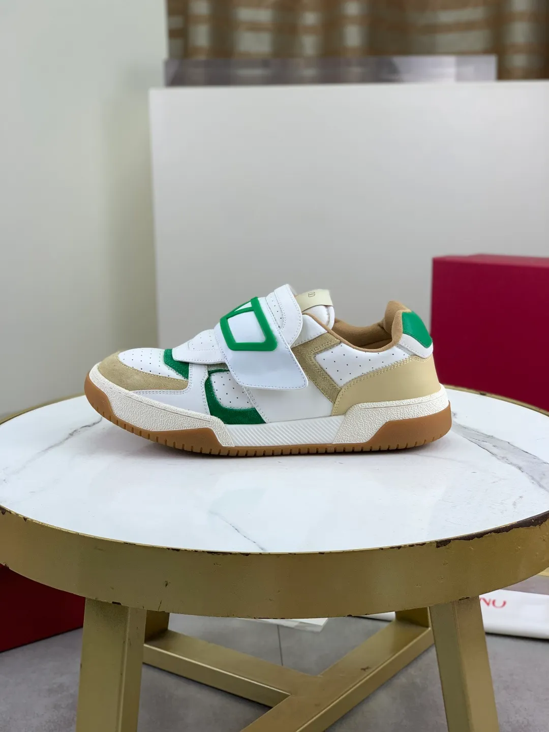 Men's men's shoes 💰P680 New Valentino 𝑶𝒏𝒆𝑺𝒕𝒖𝒅 Couple's sports shoes series Valentino 2025 new couple's sports shoes are on sale. The original ZP purchase and dismantling. Repeated pattern making and modification. 1:1 restoration! Top luxury masterpiece Velcro design Soft and comfortable imported calfskin brings excellent elegant texture and excellent on-foot comfort Top purchasing version upper: imported calfskin surface/original oil edge craftsmanship Lining: water-dyed sheepskin lining Outsole: original development 𝐓𝐏𝐔 two-color combination outsole Packaging: original configuration complete package Code number: 35-46
